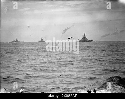 LA ROYAL NAVY DURANTE LA SECONDA GUERRA MONDIALE - i siluri-bombardieri Handley Page Hampden conducono un attacco realistico alle navi da battaglia britanniche e americane durante esercitazioni combinate Foto Stock