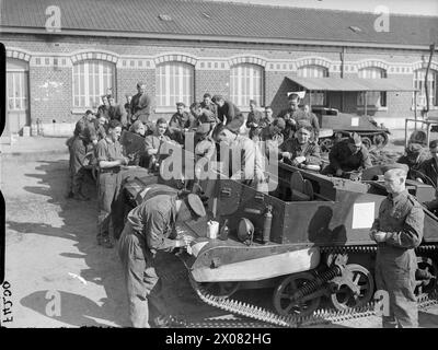 Il 1st Battalion, Duke of Wellington's Regiment, 1st Division, lavora sui portacannoni Bren a Ston de Bachy il 2 maggio 1940, dipingendo i cartelli di formazione sui veicoli. Foto Stock