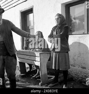 Repubblica Socialista di Romania, circa 1975. Contadini in un'accesa discussione al di fuori di una cooperativa agricola statale (C.A.P.) Foto Stock