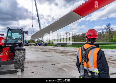 Preparazione per il trasporto di una pala lunga 68 metri, di una turbina eolica, con un veicolo semovente Blade-Lifter, lungo un percorso lungo 40 KM nel Ber Foto Stock