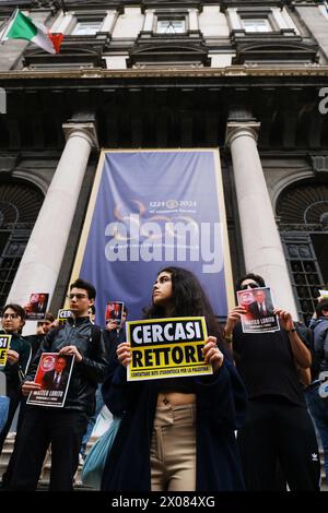 Napoli, Italia. 10 aprile 2024. La rete studentesca per la Palestina Napoli mette in scena un flashmob per denunciare l'uscita del Rettore Federico II Matteo Lorito dal suo luogo di lavoro. Il Rettore dell'Università Federico II, infatti, non ha ancora fatto alcuna dichiarazione sull'occupazione del senato accademico dell'Università Federico II di Napoli, né ha ascoltato le richieste dei manifestanti, che chiedono una cessione immediata con la società Leonardo e la fine delle relazioni con l'università di israele. Credito: Live Media Publishing Group/Alamy Live News Foto Stock