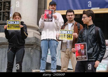 Napoli, Italia. 10 aprile 2024. La rete studentesca per la Palestina Napoli mette in scena un flashmob per denunciare l'uscita del Rettore Federico II Matteo Lorito dal suo luogo di lavoro. Il Rettore dell'Università Federico II, infatti, non ha ancora fatto alcuna dichiarazione sull'occupazione del senato accademico dell'Università Federico II di Napoli, né ha ascoltato le richieste dei manifestanti, che chiedono una cessione immediata con la società Leonardo e la fine delle relazioni con l'università di israele. Credito: Live Media Publishing Group/Alamy Live News Foto Stock