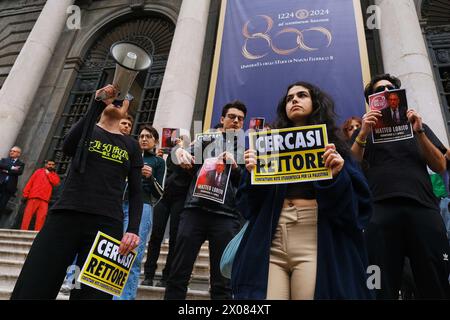 Napoli, Italia. 10 aprile 2024. La rete studentesca per la Palestina Napoli mette in scena un flashmob per denunciare l'uscita del Rettore Federico II Matteo Lorito dal suo luogo di lavoro. Il Rettore dell'Università Federico II, infatti, non ha ancora fatto alcuna dichiarazione sull'occupazione del senato accademico dell'Università Federico II di Napoli, né ha ascoltato le richieste dei manifestanti, che chiedono una cessione immediata con la società Leonardo e la fine delle relazioni con l'università di israele. Credito: Live Media Publishing Group/Alamy Live News Foto Stock