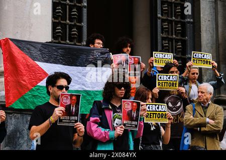 Napoli, Italia. 10 aprile 2024. La rete studentesca per la Palestina Napoli mette in scena un flashmob per denunciare l'uscita del Rettore Federico II Matteo Lorito dal suo luogo di lavoro. Il Rettore dell'Università Federico II, infatti, non ha ancora fatto alcuna dichiarazione sull'occupazione del senato accademico dell'Università Federico II di Napoli, né ha ascoltato le richieste dei manifestanti, che chiedono una cessione immediata con la società Leonardo e la fine delle relazioni con l'università di israele. Credito: Live Media Publishing Group/Alamy Live News Foto Stock