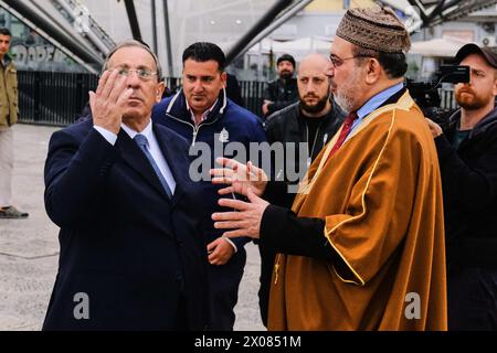 Napoli, Italia. 10 aprile 2024. Imam Amar Abdallah e Prefetto di Napoli Michele di Bari durante le celebrazioni di Eid al-Fitr. EID al-Fitr è celebrato dai musulmani di tutto il mondo perché segna la fine del mese del Ramadan. Credito: Live Media Publishing Group/Alamy Live News Foto Stock