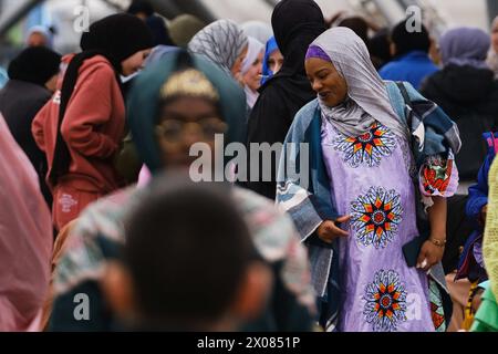 Napoli, Italia. 10 aprile 2024. I membri della comunità musulmana EID al Fitr pregano in Piazza Garibaldi a Napoli come parte delle celebrazioni di Eid al Fitr. EID al-Fitr è celebrato dai musulmani di tutto il mondo perché segna la fine del mese del Ramadan. Credito: Live Media Publishing Group/Alamy Live News Foto Stock