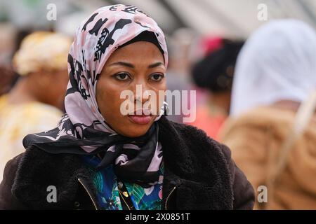 Napoli, Italia. 10 aprile 2024. I membri della comunità musulmana EID al Fitr pregano in Piazza Garibaldi a Napoli come parte delle celebrazioni di Eid al Fitr. EID al-Fitr è celebrato dai musulmani di tutto il mondo perché segna la fine del mese del Ramadan. Credito: Live Media Publishing Group/Alamy Live News Foto Stock