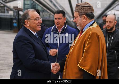 Napoli, Italia. 10 aprile 2024. Imam Amar Abdallah e Prefetto di Napoli Michele di Bari durante le celebrazioni di Eid al-Fitr. EID al-Fitr è celebrato dai musulmani di tutto il mondo perché segna la fine del mese del Ramadan. Credito: Live Media Publishing Group/Alamy Live News Foto Stock