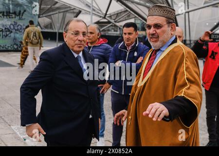 Napoli, Italia. 10 aprile 2024. Imam Amar Abdallah e Prefetto di Napoli Michele di Bari durante le celebrazioni di Eid al-Fitr. EID al-Fitr è celebrato dai musulmani di tutto il mondo perché segna la fine del mese del Ramadan. Credito: Live Media Publishing Group/Alamy Live News Foto Stock