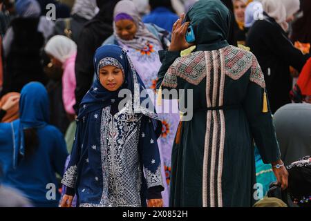 Napoli, Italia. 10 aprile 2024. I membri della comunità musulmana EID al Fitr pregano in Piazza Garibaldi a Napoli come parte delle celebrazioni di Eid al Fitr. EID al-Fitr è celebrato dai musulmani di tutto il mondo perché segna la fine del mese del Ramadan. Credito: Live Media Publishing Group/Alamy Live News Foto Stock