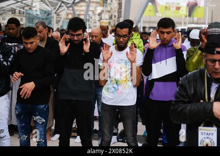 Napoli, Italia. 10 aprile 2024. I membri della comunità musulmana EID al Fitr pregano in Piazza Garibaldi a Napoli come parte delle celebrazioni di Eid al Fitr. EID al-Fitr è celebrato dai musulmani di tutto il mondo perché segna la fine del mese del Ramadan. Credito: Live Media Publishing Group/Alamy Live News Foto Stock