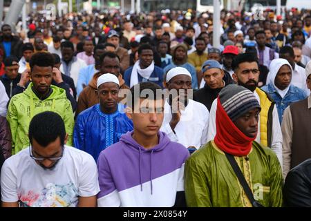 Napoli, Italia. 10 aprile 2024. I membri della comunità musulmana EID al Fitr pregano in Piazza Garibaldi a Napoli come parte delle celebrazioni di Eid al Fitr. EID al-Fitr è celebrato dai musulmani di tutto il mondo perché segna la fine del mese del Ramadan. Credito: Live Media Publishing Group/Alamy Live News Foto Stock