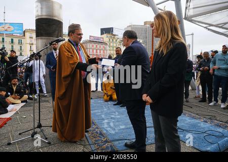 Napoli, Italia. 10 aprile 2024. I membri della comunità musulmana EID al Fitr pregano in Piazza Garibaldi a Napoli come parte delle celebrazioni di Eid al Fitr. EID al-Fitr è celebrato dai musulmani di tutto il mondo perché segna la fine del mese del Ramadan. Credito: Live Media Publishing Group/Alamy Live News Foto Stock