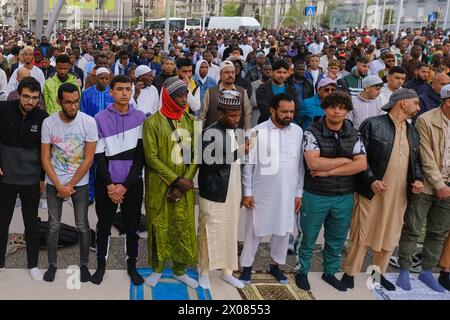 Napoli, Italia. 10 aprile 2024. I membri della comunità musulmana EID al Fitr pregano in Piazza Garibaldi a Napoli come parte delle celebrazioni di Eid al Fitr. EID al-Fitr è celebrato dai musulmani di tutto il mondo perché segna la fine del mese del Ramadan. Credito: Live Media Publishing Group/Alamy Live News Foto Stock