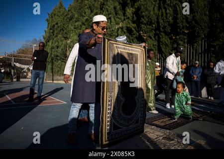 Madrid, Spagna. 10 aprile 2024. Un uomo musulmano tiene il suo tappeto di preghiera, prima di eseguire le sue preghiere Eid al-Fitr alla fine del Ramadan nel quartiere Lavapies di Madrid. I membri della comunità musulmana di Madrid hanno celebrato Eid El-Fitr che è una festa importante nell'Islam con un grande significato per i musulmani. Ora è il momento di celebrare la fine di un mese di digiuno, di preghiera e di autoriflessione. (Foto di Luis Soto/SOPA Images/Sipa USA) credito: SIPA USA/Alamy Live News Foto Stock