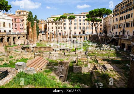 Area sacra ​​Largo dell'Argentina, sito archeologico vicino a dove fu ucciso Giulio Cesare - Roma, Italia Foto Stock