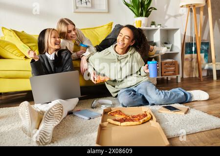 Un gruppo eterogeneo di adolescenti seduti insieme sul pavimento, gustando fette di pizza in un ambiente accogliente. Foto Stock