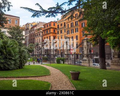 Giardini anteriori di Palazzo Barberini che ospita la Galleria Nazionale d'Arte Antica - Roma, Italia Foto Stock