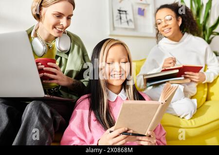 Un gruppo eterogeneo di donne si impegna a conversare mentre si siede insieme su un vibrante divano giallo, condividendo momenti di amicizia. Foto Stock