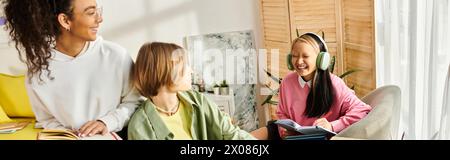 Diverse ragazze adolescenti si impegnano in una sessione di studio a casa, mostrando unità, amicizia e dedizione all'istruzione. Foto Stock