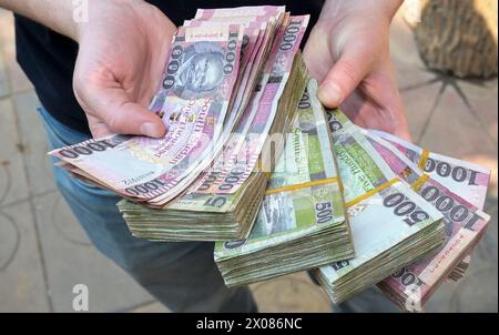 SUDAN DEL SUD, capitale Juba, cambiavalute, banconote SSP in sterline sudanesi del Sud con immagine dell'eroe nazionale e combattente per la libertà della SPLA John Garang Mabterior / SÜDSUDAN, Hauptstadt Juba, Geldwechsel Schwarzmarkt, Südsudanesisches Pfund SSP mit Bild von SPLA Kämpfer und Nationalheld John Garang de Mabterior Foto Stock