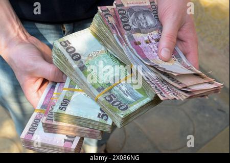 SUDAN DEL SUD, capitale Juba, cambiavalute, banconote SSP in sterline sudanesi del Sud con immagine dell'eroe nazionale e combattente per la libertà della SPLA John Garang Mabterior / SÜDSUDAN, Hauptstadt Juba, Geldwechsel Schwarzmarkt, Südsudanesisches Pfund SSP mit Bild von SPLA Kämpfer und Nationalheld John Garang de Mabterior Foto Stock