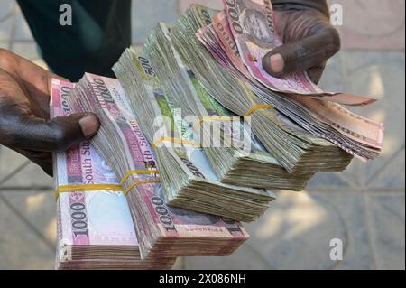 SUDAN DEL SUD, capitale Juba, cambiavalute, banconote SSP in sterline sudanesi del Sud con immagine dell'eroe nazionale e combattente per la libertà della SPLA John Garang Mabterior / SÜDSUDAN, Hauptstadt Juba, Geldwechsel Schwarzmarkt, Südsudanesisches Pfund SSP mit Bild von SPLA Kämpfer und Nationalheld John Garang de Mabterior Foto Stock