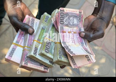 SUDAN DEL SUD, capitale Juba, cambiavalute, banconote SSP in sterline sudanesi del Sud con immagine dell'eroe nazionale e combattente per la libertà della SPLA John Garang Mabterior / SÜDSUDAN, Hauptstadt Juba, Geldwechsel Schwarzmarkt, Südsudanesisches Pfund SSP mit Bild von SPLA Kämpfer und Nationalheld John Garang de Mabterior Foto Stock