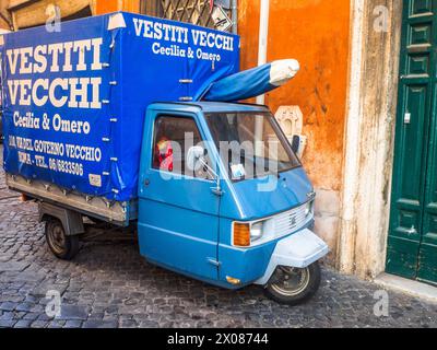 Un'auto Ape nel centro di Roma - Italia Foto Stock