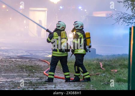 240409ZFScheunenbrand News ID: EN 2024-04-09 Zusammenfassung: Großeinsatz der Feuerwehr im Erzgebirge - Lagerhalle mit Stroh in Vollbrand Oelsnitz/Erz. Einsatzkräfte der Feuerwehr sind am Dienstagabend zu einem Großbrand in einem Agrarbetrieb in die Straße Zum Vereinsglückschacht ausgerückt. Kurz vor 19 Uhr brach aus noch ungeklärter Ursache ein Brand in einer großen Lagerhalle aus. Il Binnen Weniger Minuten sta Die Lagerhalle, nella guerra di der Stroh eingelagert, a Vollbrand. Wie der Einsatzleiter der Feuerwehr Oelsnitz Daniel Seltmann berichtet, waren bei der Ankunft keine Personen mehr in der Lage Foto Stock