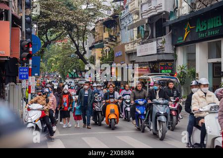 HANOI, VIETNAM - dal 1° al 2024 GENNAIO: Scena di strada a ha noi, Vietnam con molti scooter sulla strada. Vietnam Hanoi scena di strada con molti scooter Vietn Foto Stock
