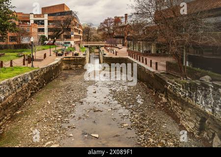 Washington DC - US - 23 marzo 2024 Vista panoramica del Canale Chesapeake e Ohio o del Canale C and o, nel quartiere Georgetown di Washington, D.C Foto Stock