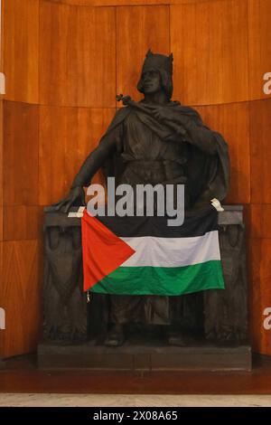 News - flashmob Università Federico II la rete studentesca per la Palestina la rete studentesca per la Palestina Napoli mette in scena un flashmob per denunciare la fuga del Rettore Federico II Matteo Lorito dal suo luogo di lavoro. Il Rettore dell'Università Federico II, infatti, non ha ancora fatto alcuna dichiarazione sull'occupazione del senato accademico dell'Università Federico II di Napoli, né ha ascoltato le richieste dei manifestanti, che chiedono una cessione immediata con la società Leonardo e la fine delle relazioni con l'università di israele. Napoli Napoli Italia Copyright Foto Stock