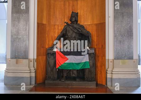 News - flashmob Università Federico II la rete studentesca per la Palestina la rete studentesca per la Palestina Napoli mette in scena un flashmob per denunciare la fuga del Rettore Federico II Matteo Lorito dal suo luogo di lavoro. Il Rettore dell'Università Federico II, infatti, non ha ancora fatto alcuna dichiarazione sull'occupazione del senato accademico dell'Università Federico II di Napoli, né ha ascoltato le richieste dei manifestanti, che chiedono una cessione immediata con la società Leonardo e la fine delle relazioni con l'università di israele. Napoli Napoli Italia Copyright Foto Stock