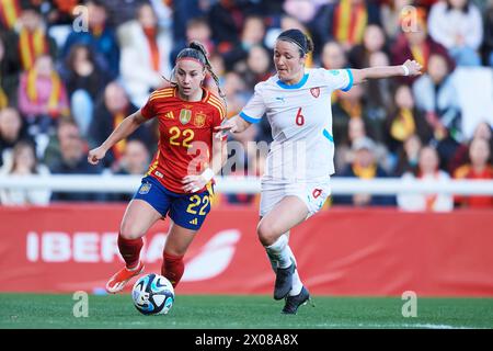 L'Athenea del Castillo di Spagna compete per il pallone con Eva Bartonova della Repubblica Ceca durante la partita di qualificazione ALL'EURO femminile UEFA tra Spagna e Foto Stock