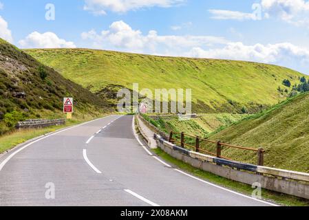 Curva pericolosa lungo un passo di montagna in Englang in una soleggiata giornata estiva Foto Stock