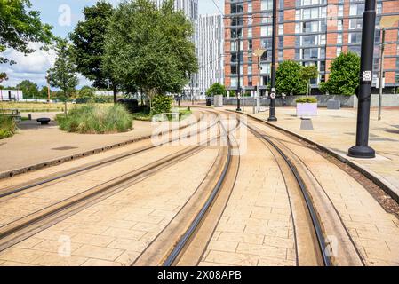 Tram vuoto in un quartiere residenziale periferico in una soleggiata giornata estiva Foto Stock