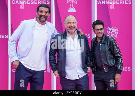 Ramzy Bedia, Mohamed Hamidi, Jamel Debbouze assistono al tappeto rosa durante la cerimonia di apertura del 7° Festival Internazionale di Canneseries il 5 aprile 2024 a Cannes, Francia. Foto Stock