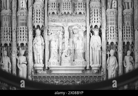 Statue in pietra, di importanti modelli cristiani, dietro l'altare nella cappella dell'All Souls College, Università di Oxford, Inghilterra. Foto Stock