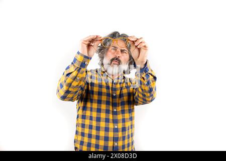 uomo che guarda lenti sporche su sfondo bianco Foto Stock