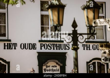 Emmerich, Germania. 10 aprile 2024. Una locanda a Elten è etichettata "Het oude Posthuis" - il vecchio ufficio postale - in olandese. 75 anni fa, il 23 aprile 1949, i Paesi Bassi presero possesso delle aree Selfkant ed Elten vicino al confine come riparazione per i danni di guerra. Circa 10.000 cittadini divennero così residenti del paese vicino. Nel 1963, le aree furono restituite e incorporate nella Renania settentrionale-Vestfalia. Crediti: Oliver Berg/dpa/Alamy Live News Foto Stock