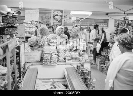 Attuali 18 - 5 - 1973: Mini-turisti nel sud i viaggi di famiglia al sud stanno diventando sempre più popolari. In molti dei luoghi turistici più grandi ci sono mini club per i più piccoli. Foto: Ivar Aaserud / Aktuell / NTB ***FOTO NON ELABORATA*** Foto Stock