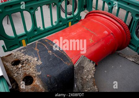 Mentre l'inchiesta sullo scandalo del sistema contabile Post Office Horizon continua, una cassetta postale della Royal mail si trova in posizione orizzontale sul marciapiede dopo essere stata rovesciata da un camion in fase di svolta in Fleet Street, nella City of London, il distretto finanziario della capitale, il 10 aprile 2024, a Londra, in Inghilterra. Foto Stock