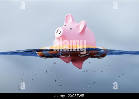 Salvadanaio rosa in una cintura di salvataggio che galleggia su un'acqua limpida nel cielo blu. Illustrazione del concetto di crisi finanziaria, recessione e panico bancario Foto Stock