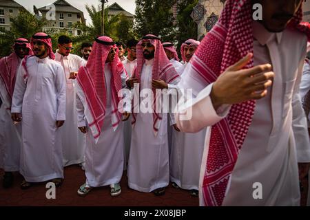 Bangkok, Bangkok, Thailandia. 10 aprile 2024. 10 aprile 2024, Bangkok, Thailandia, gli uomini musulmani posano per una foto dopo le preghiere di Eid al-Fitr presso la Fondazione del Centro Islamico della Thailandia, Thailandia. EID al-Fitr è una festa religiosa celebrata dai musulmani di tutto il mondo che segna la fine del Ramadan, mese sacro islamico del digiuno, (Credit Image: © Wissarut Weerasopon/ZUMA Press Wire) SOLO USO EDITORIALE! Non per USO commerciale! Foto Stock