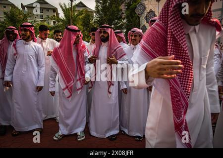 Bangkok, Bangkok, Thailandia. 10 aprile 2024. 10 aprile 2024, Bangkok, Thailandia, gli uomini musulmani posano per una foto dopo le preghiere di Eid al-Fitr presso la Fondazione del Centro Islamico della Thailandia, Thailandia. EID al-Fitr è una festa religiosa celebrata dai musulmani di tutto il mondo che segna la fine del Ramadan, mese sacro islamico del digiuno, (Credit Image: © Wissarut Weerasopon/ZUMA Press Wire) SOLO USO EDITORIALE! Non per USO commerciale! Foto Stock