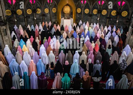 Bangkok, Bangkok, Thailandia. 10 aprile 2024. 10 aprile 2024, Bangkok, Thailandia, le donne musulmane eseguono le preghiere di Eid al-Fitr nel centro islamico della Thailandia. EID al-Fitr è una festa religiosa celebrata dai musulmani di tutto il mondo che segna la fine del Ramadan, mese sacro islamico di digiuno. (Immagine di credito: © Wissarut Weerasopon/ZUMA Press Wire) SOLO PER USO EDITORIALE! Non per USO commerciale! Foto Stock