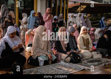 Bangkok, Bangkok, Thailandia. 10 aprile 2024. 10 aprile 2024, Bangkok, Thailandia, donne musulmane si siedono per pregare mattutine presso la moschea della Fondazione del Centro Islamico della Thailandia durante le celebrazioni di Eid al-Fitr, che segnano la fine del mese sacro musulmano del Ramadan. (Immagine di credito: © Wissarut Weerasopon/ZUMA Press Wire) SOLO PER USO EDITORIALE! Non per USO commerciale! Foto Stock