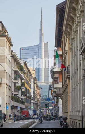 MILANO, ITALIA - 21 FEBBRAIO 2024: Torre UniCredit, grattacielo in vetro e acciaio alla luce del mattino a Milano, Italia Foto Stock