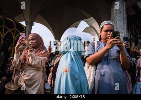 Bangkok, Bangkok, Thailandia. 10 aprile 2024. 10 aprile 2024, Bangkok, Tailandia, i musulmani fanno un selfie durante la celebrazione di Eid al-Adha nel centro islamico della Thailandia. EID al-Fitr è una festa religiosa celebrata dai musulmani di tutto il mondo che segna la fine del Ramadan, mese sacro islamico del digiuno (Credit Image: © Wissarut Weerasopon/ZUMA Press Wire) SOLO USO EDITORIALE! Non per USO commerciale! Foto Stock